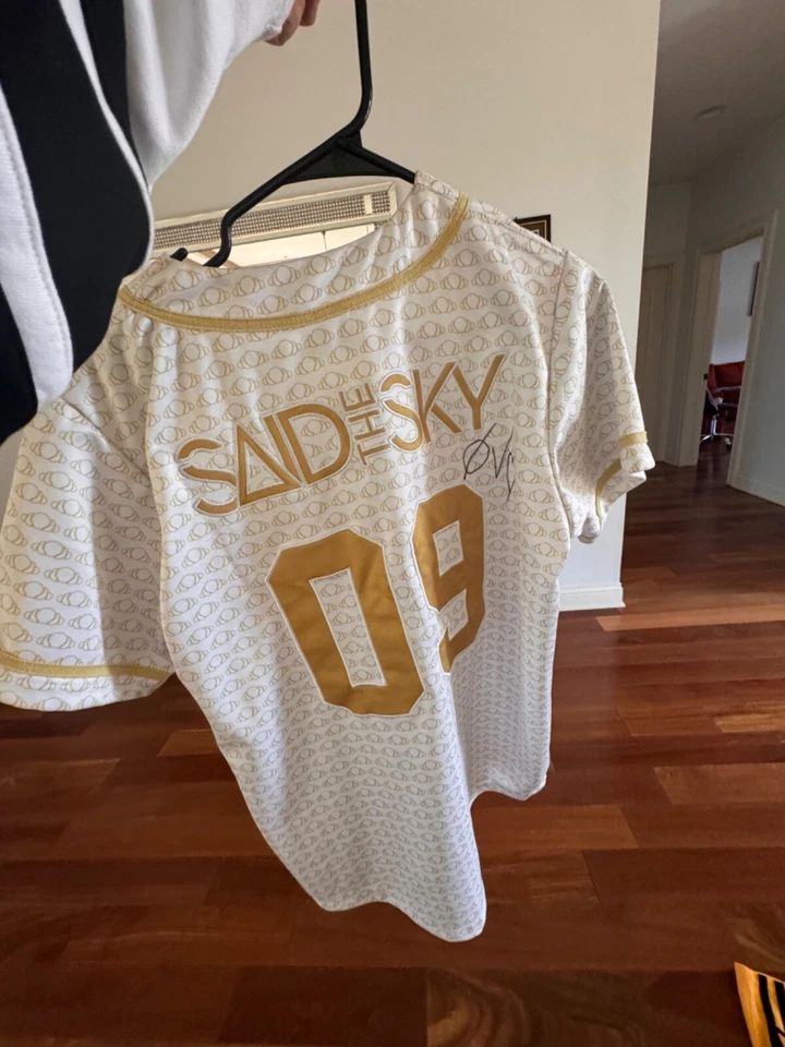 Camiseta de béisbol Said The Sky blanca y dorada talla pequeña EDM FIRMADA LEER DESCRIPCIÓN Foto 3 de 3