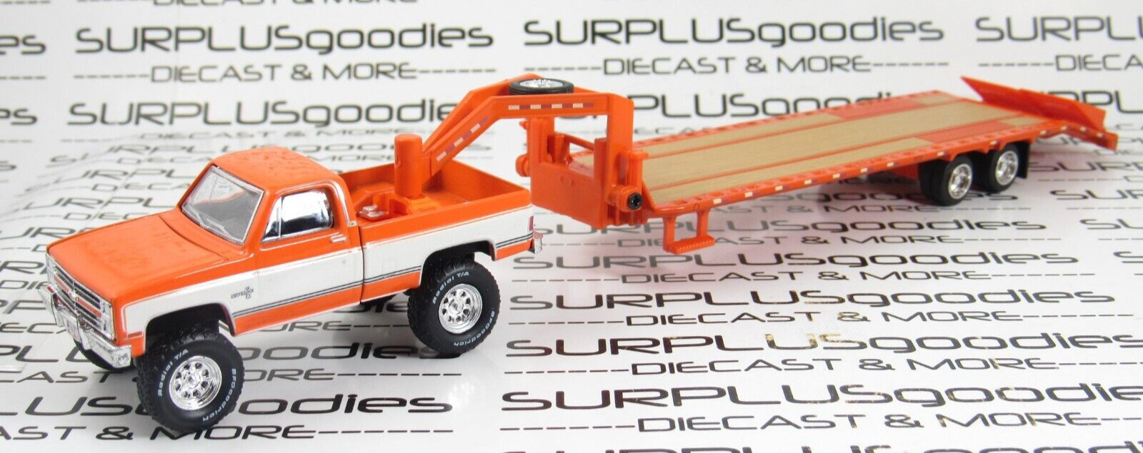 Greenlight 1:64 LOOSE LIFTED Orange 1986 CHEVROLET SILVERADO w/Gooseneck Trailer