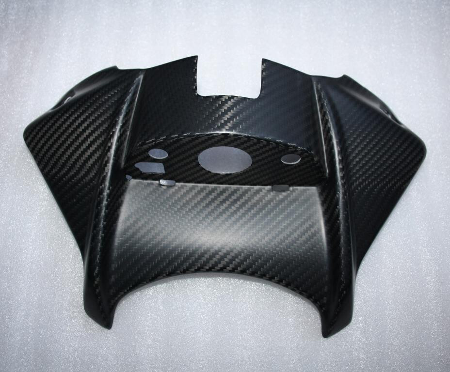 Écope de réservoir Suzuki GSR 750 carbone mat : idéal pour vos sorties motardes dominicales