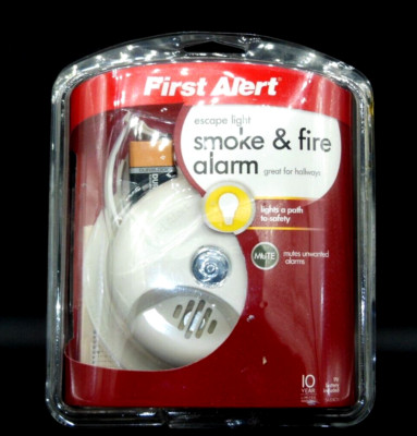 First Alert Smoke & Fire Detector Alarm Light Your Way 9V Home Escape Safety NEW