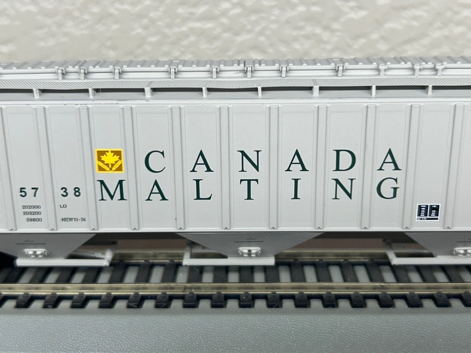CANADA MALTING  4750 cu ft 18  RIB SIDED COVERED 3-BAY HOPPER CAR- HO Scale NEW - Image 4 of 4