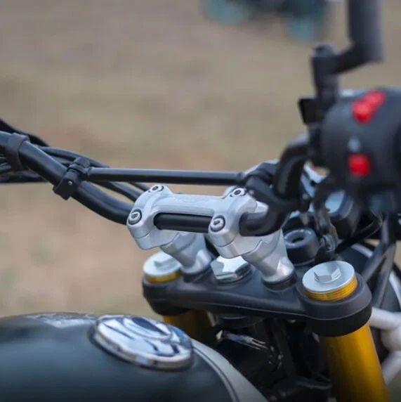 "Elevador de manillar desplazado plateado" apto para Triumph Scrambler 400X Foto 2 de 4