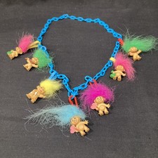 Troll Doll Charm Plastikowy naszyjnik z 7 charmsami Vintage lata 1980-te? Chiny nie datowane