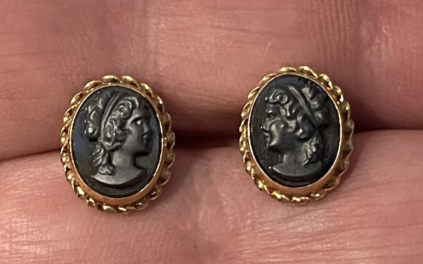 14K Solid Yellow Gold Intaglio Stud Earrings Carv… - image 5