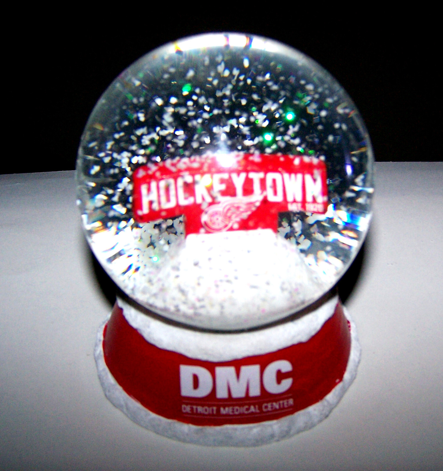 DETROIT RED WINGS "HOCKEY TOWN" SNOW GLOBE WONDERFUL COND! (SEE SHIP