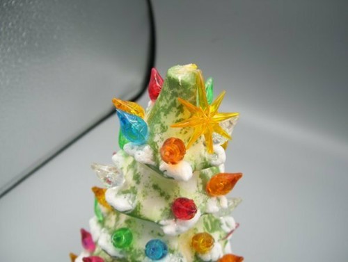 Small Green and White Ceramic Xmas Tree - Picture 3 of 4