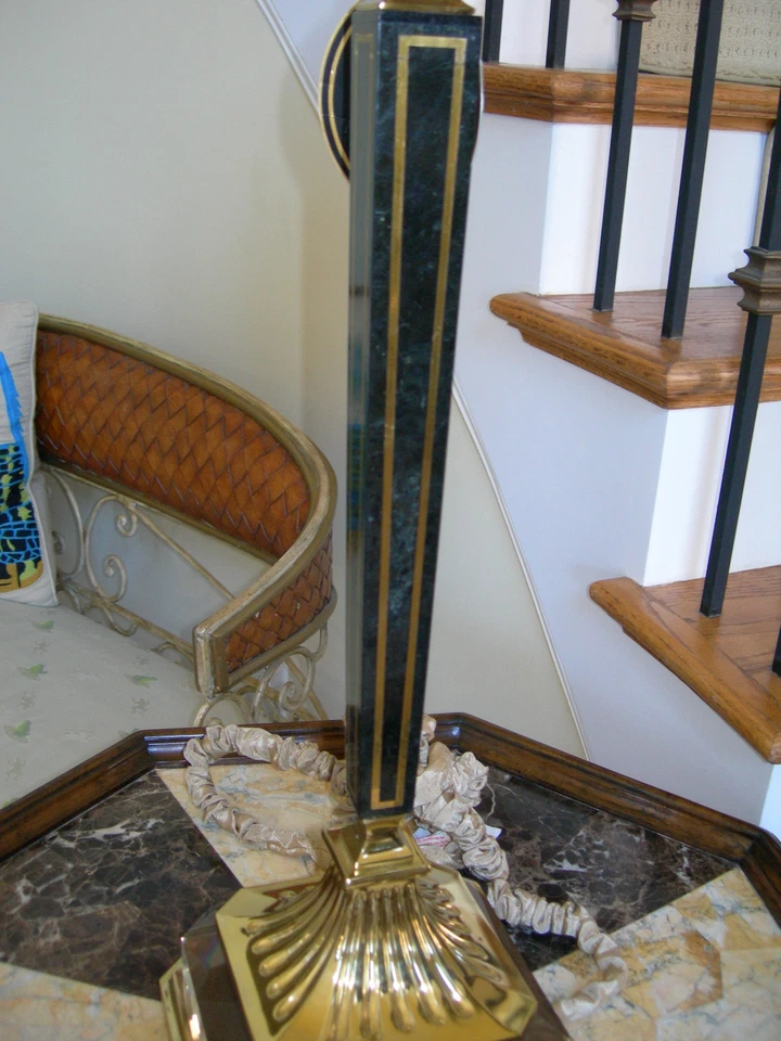 Lámpara de mesa Maitland Smith chapa de mármol de latón pulido con incrustaciones Foto 4 de 4