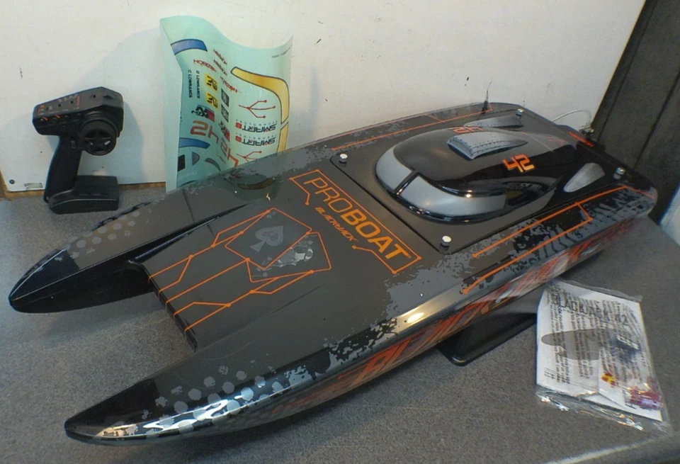 Catamarán ProBoat Blackjack 42 pulgadas 8S sin escobillas negro/naranja PRB08043T1 Foto 2 de 4