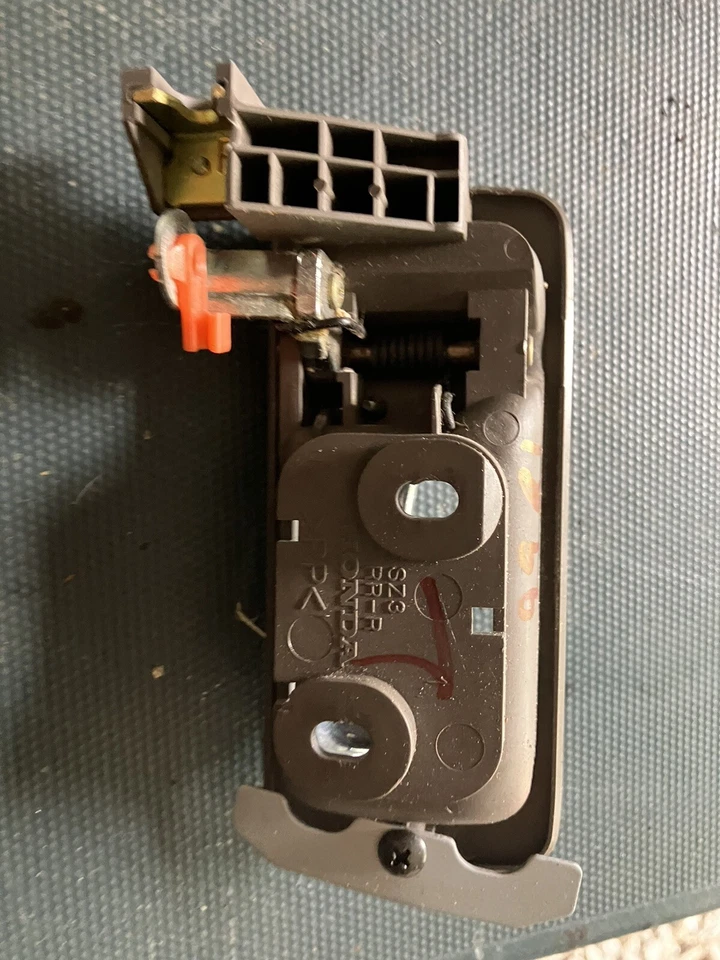 Оригинальная желтовато-коричневая хромированная ручка внутренней двери для правой задней пассажирской двери 1999 Acura RL - Изображение 4 из 4