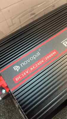 NOVOPAL Onda Sinusoidale Pura Power Inverter 3000W DC 24v in AC 220v 230v con Display LCD Intelligente,2 EU Presa con Uscita USB and 5 Metri di Telecomandoper,Potenza di Picco 6000W