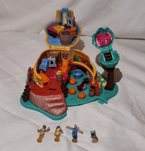 Disney Polly Pocket Pocahontas Figure Playset with Mini Figures