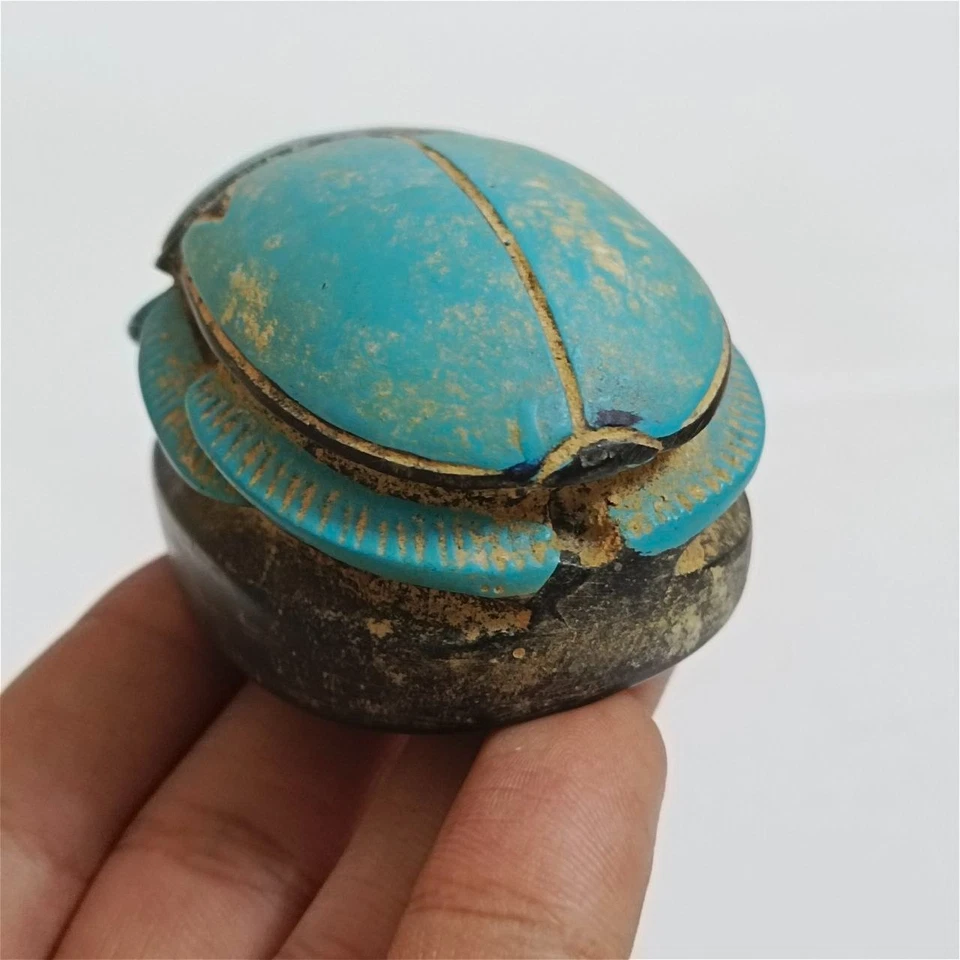 Antiguo escarabajo turquesa egipcio en estilo antiguo con inscripción jeroglífica Foto 4 de 4