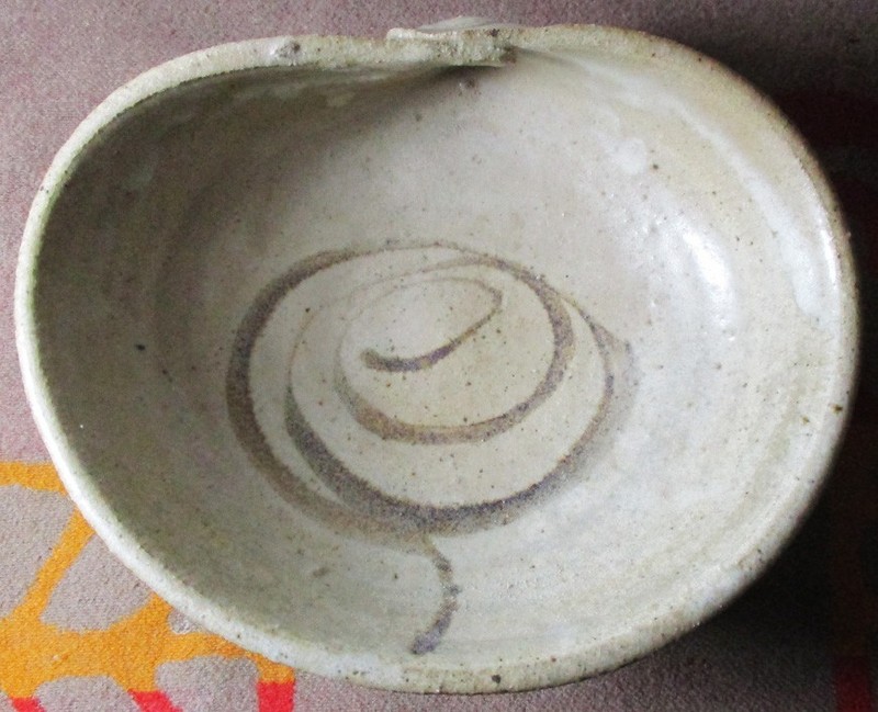 ANTIQUE HAND MADE & PAINTED JAPANESE POTTERY TEA BOWL IN SHAPE OF CLAM SHELL ZEN