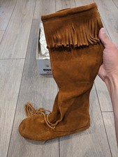 Brand New in box Minnetonka Womens 8 Tan Suede Leather VINTAGE Moccasins Fringe