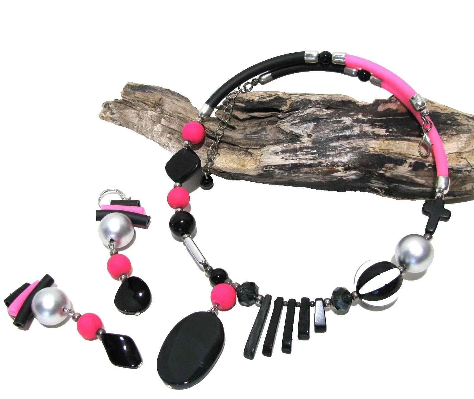 Collares y colgantes artesanales de goma de declaración