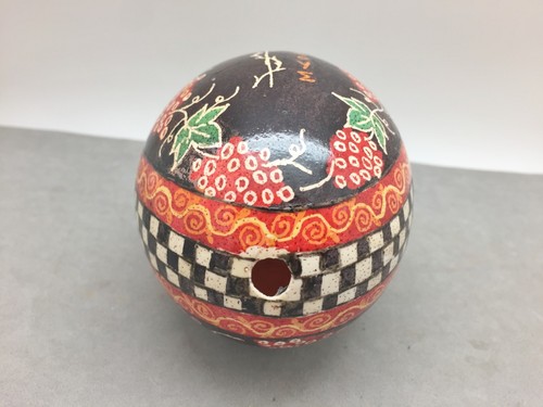 Ukrainian Pysanky Emu Egg Artist Signed Billie Cashman 5" Cross Grapes Checkered - Picture 3 of 7