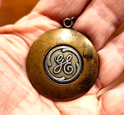 VINTAGE GE GENERAL ELECTRIC 2,5'' MESSINGGUSS/Medaillon/Anhänger