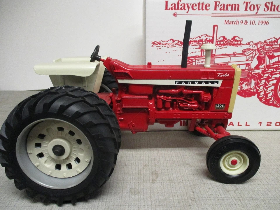 Ertl IH Farmall 1206 Toy Tractor "1996 Lafayette Toy Show" 1/16 Scale NIB - Image 3 of 4