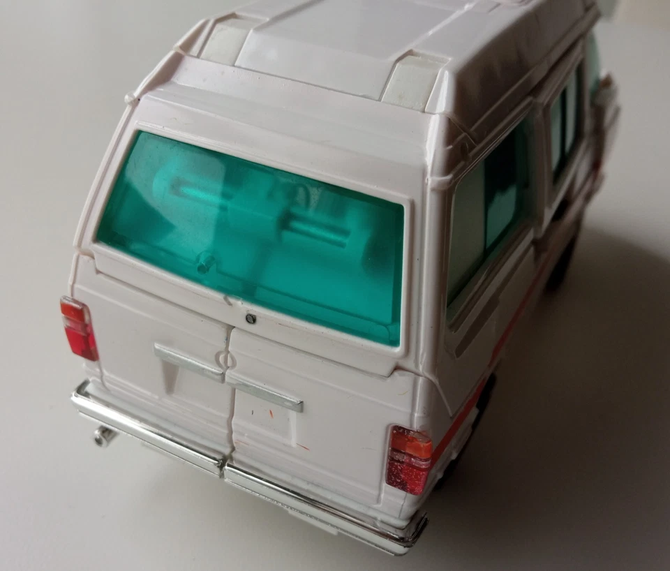 * TRANSFORMERS RATCHET AMBULANCE G1 TAKARA TOMY - Imagen 4 de 4