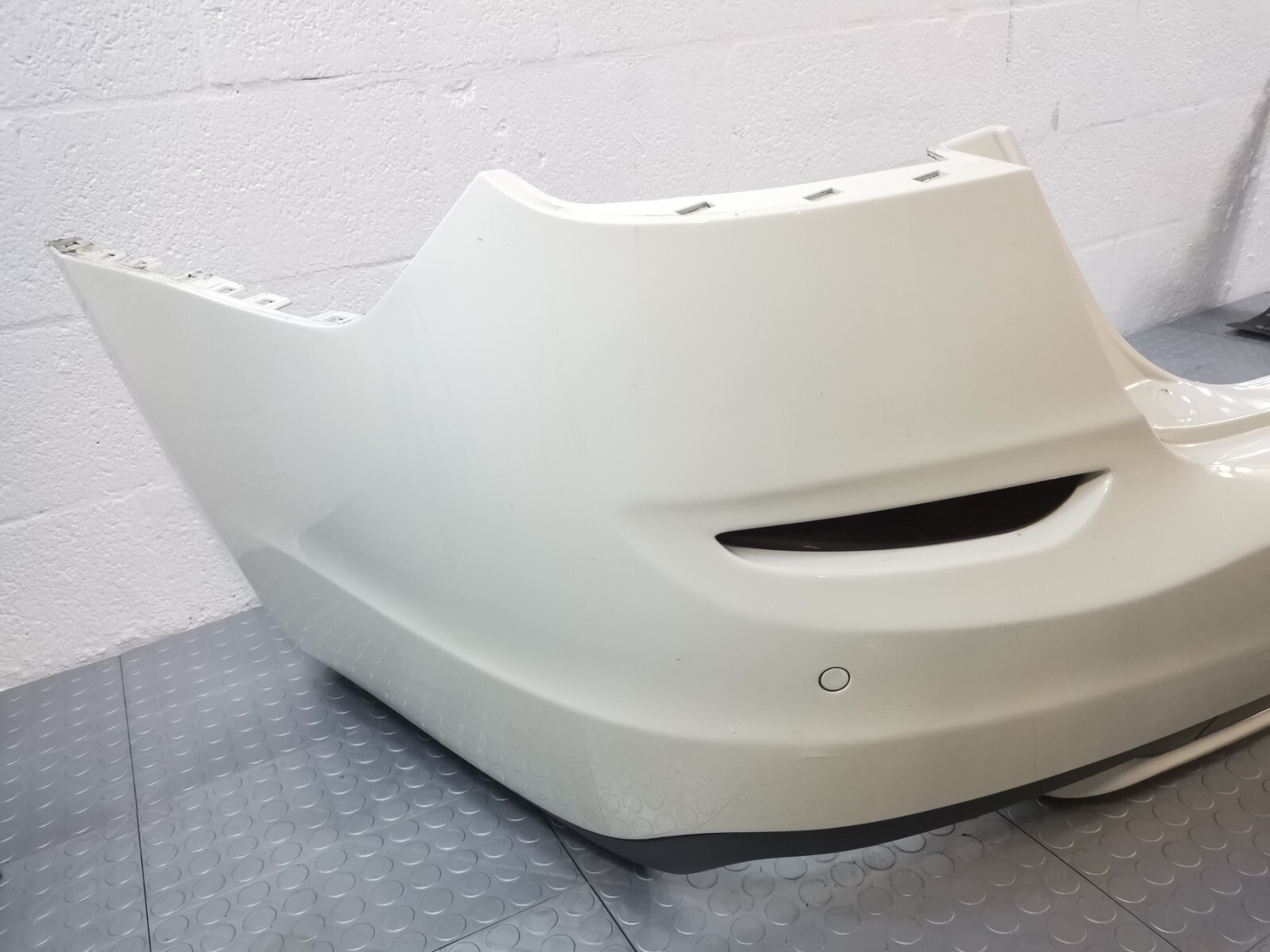 13- Maserati Ghibli S Q4 REAR BUMPER ASSEMBLY WHITE P6700285960 BIANCO