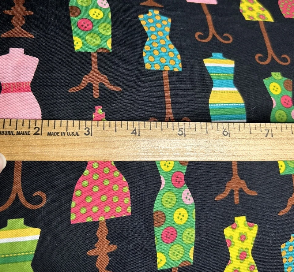 Pieza de tela de algodón novedad acolchado en blanco 25" x 28" ~ patrón de forma de vestido 6452 Foto 2 de 4