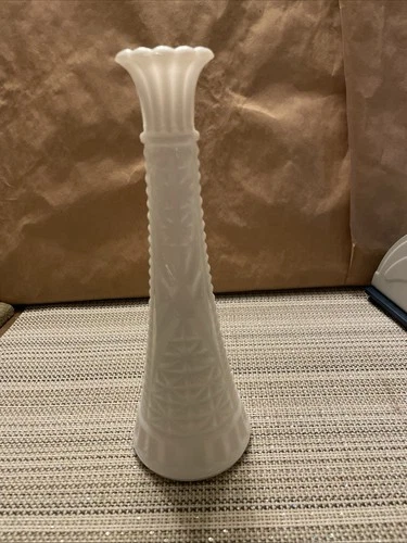 VASE MILK GLASS VINTAGE ANCHOR HOCKING WHITE  9" STARS AND BARS