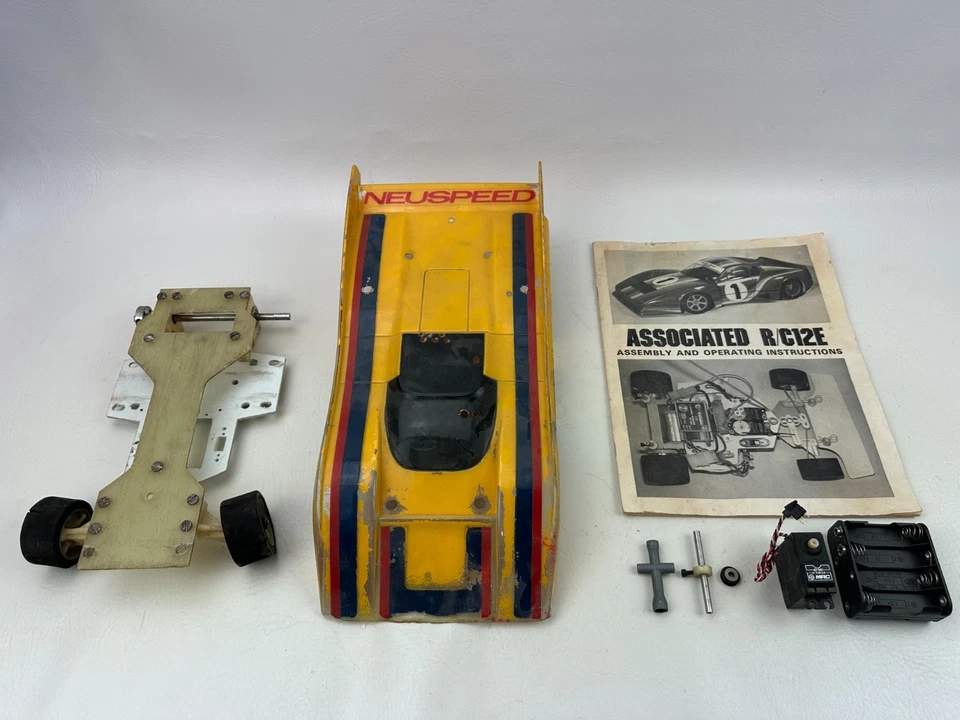 ORIGINAL VINTAGE ASSOCIATED RC12E ONROAD PAN CAR 1/12 SCALE Parts ONLY W/ Box - Image 2 of 4