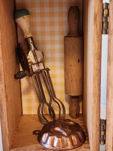 Vintage Kitchen - OOAK Found Object Assemblage Art Diorama in Recipe Box - Picture 7 of 8