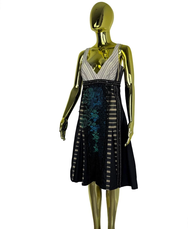 Vestido Save The Queen Plisado Volantes Bordados Detalles Talla M Foto 2 de 4