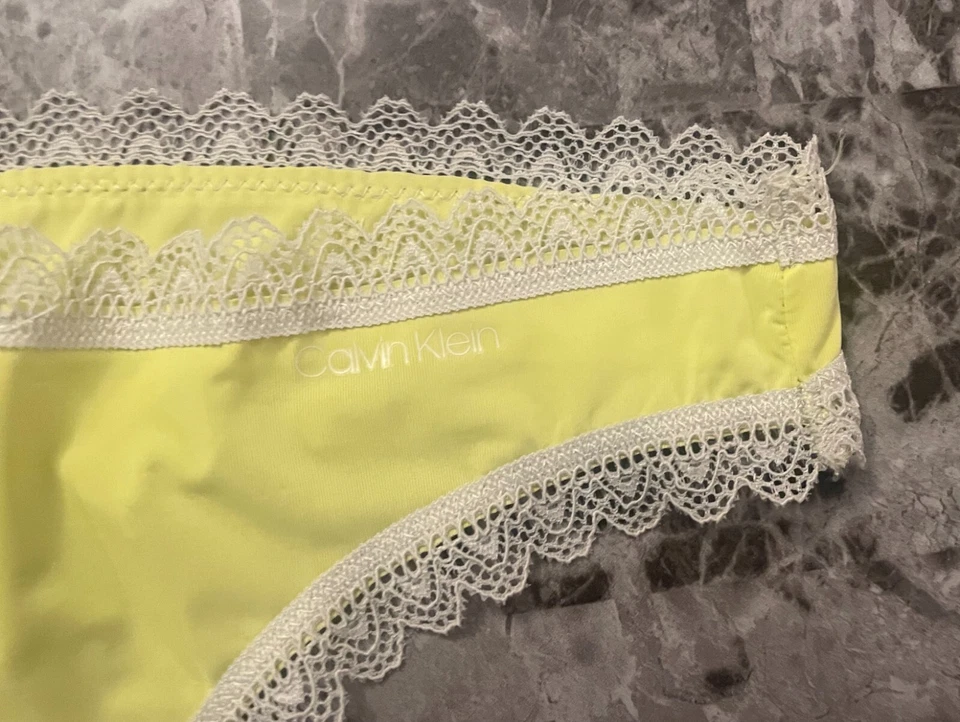 BRAGAS TANGA FINAS CALVIN KLEIN PEQUEÑAS LISAS AMARILLAS ENCAJE NUEVAS CON ETIQUETAS Foto 2 de 4