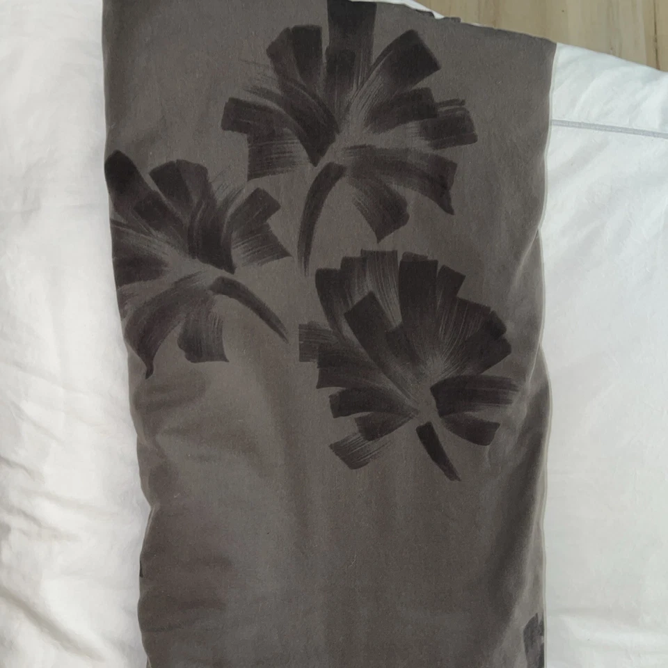Vera Wang Floral F/Queen Duvet Cover ~ Pre owned - Image 3 of 3