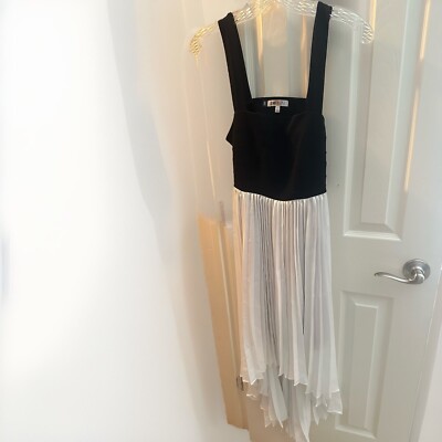 Chic  Jennifer Lopez Women s Dress Sz Medium Long Black And White Elegance