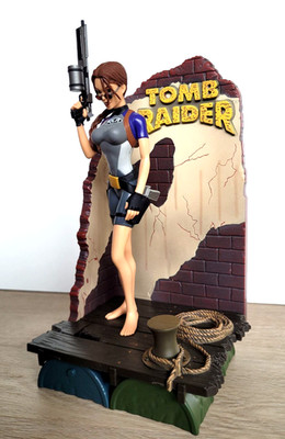 Neca Playmates Movie Maniacs TOMB RAIDER Lara Croft Figur Wet Suite Lara Diorama