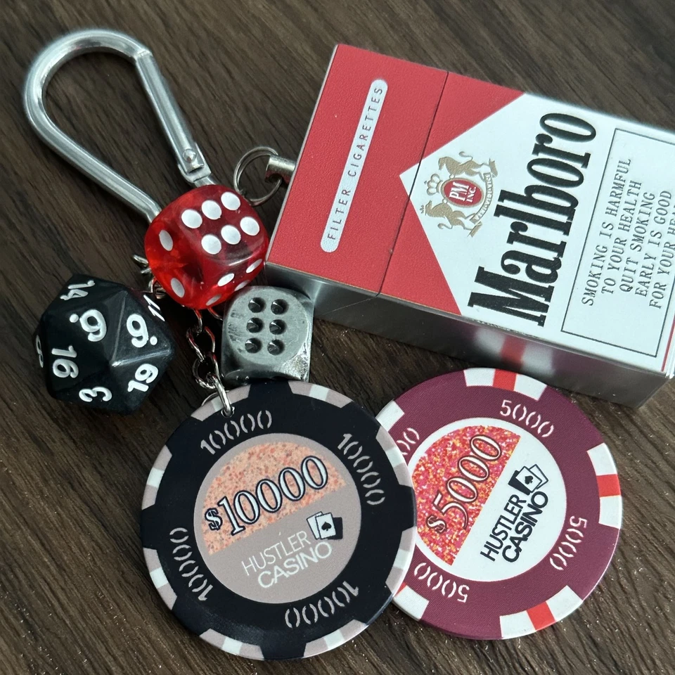 Estuche de cigarrillos creativo retro vintage elementos de dados llaveros ropa colgante Foto 3 de 4