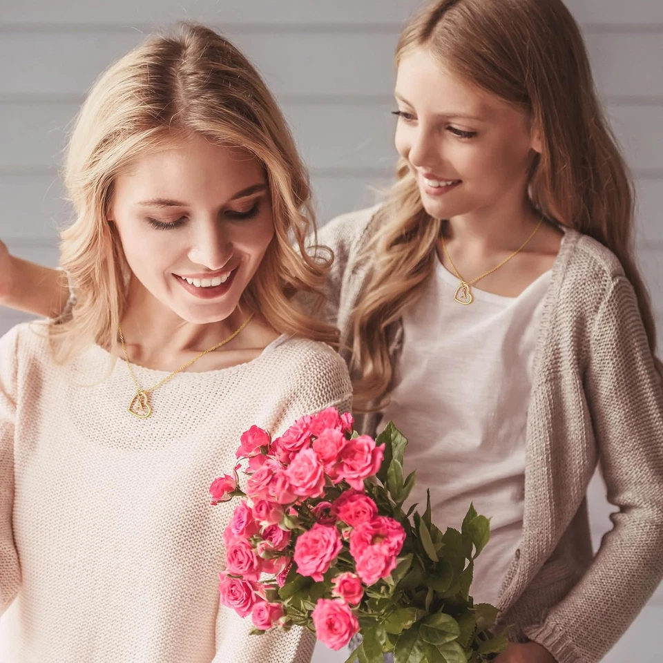 M MOOHAM Heart Initial Necklaces for Girls Teen Women, 14K Gold Plated Cubic Zir Foto 2 de 4