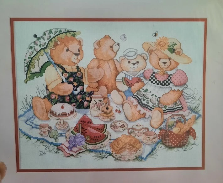 Kit de punto de cruz contado picnic de oso de peluche Bucilla sellado #40742 1993 Foto 2 de 3