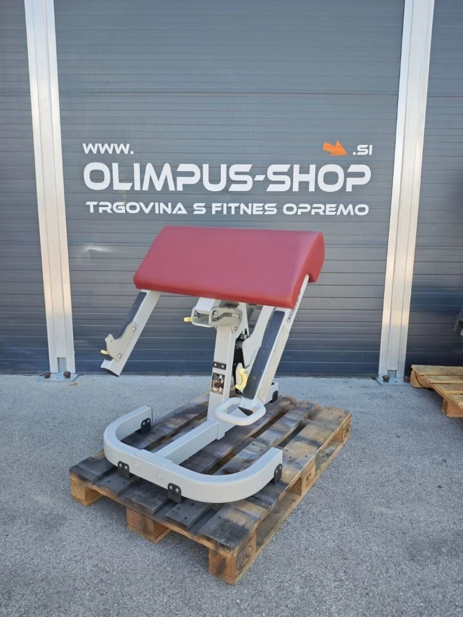 Technogym Pure Strength Scott Bench – Scottbank für Bizepscurls – Rot
