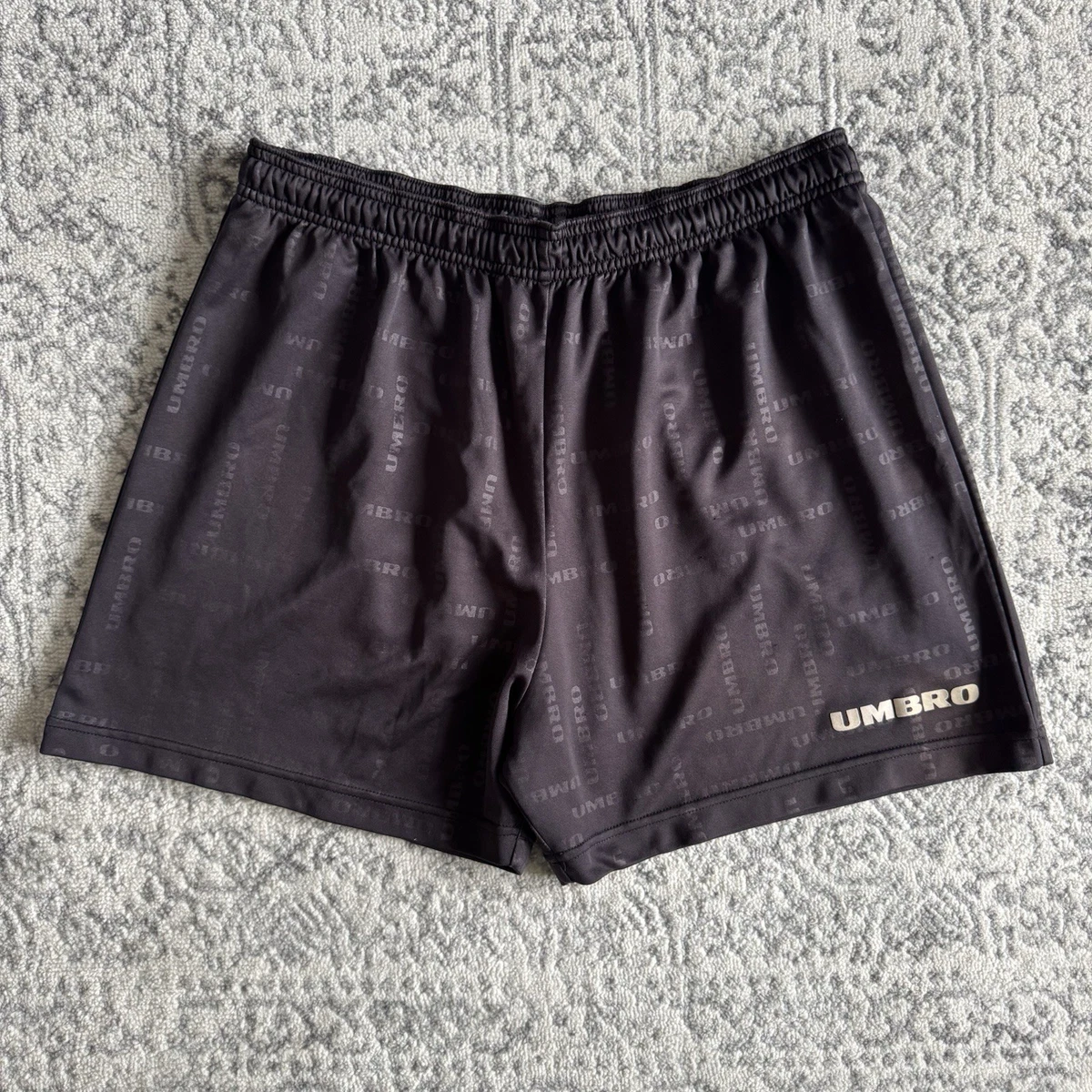 Short Umbro Vintage 80s/90s – Noir, Nylon, Taille S, Fabriqué Aux USA (occasion Parfait état)