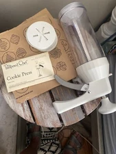 Pampered Chef 1525 Chef Cookie Press- 16 Discs  ( Use For Parts)