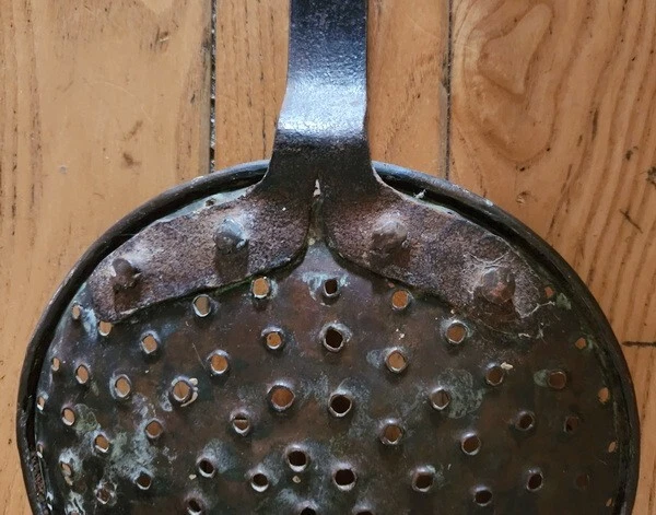 Colador de cucharón de hogar de hierro forjado y cobre hecho por herrero antiguo 33 1/2" Foto 4 de 4