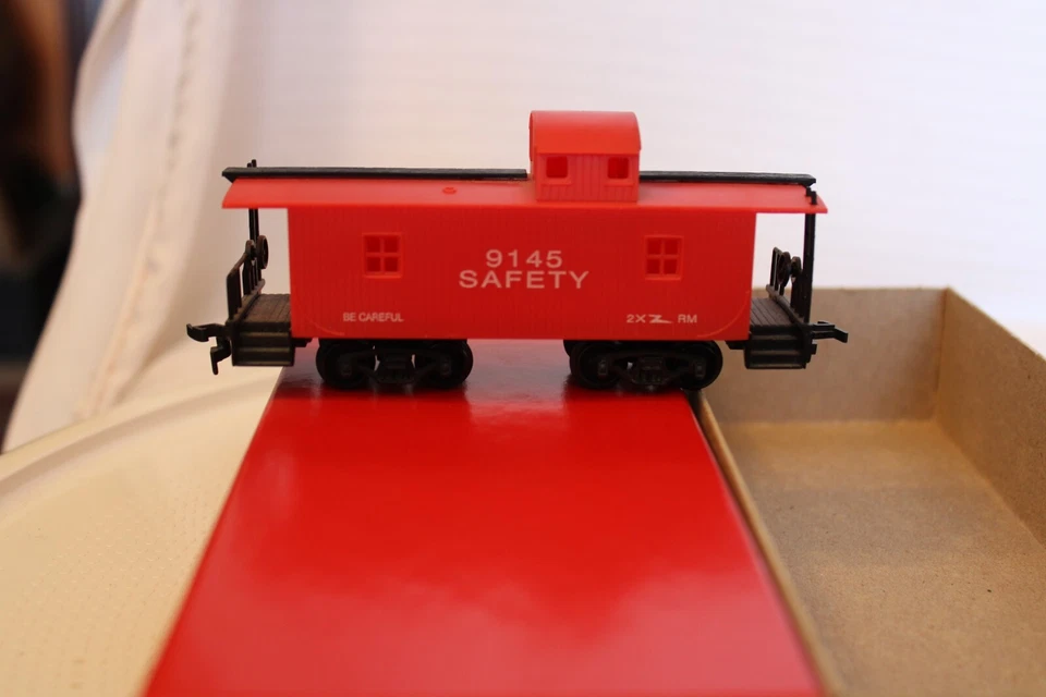 HO Scale Model Power, 33' Caboose, Safety First, Red, #9145Built RTR - Image 3 of 4