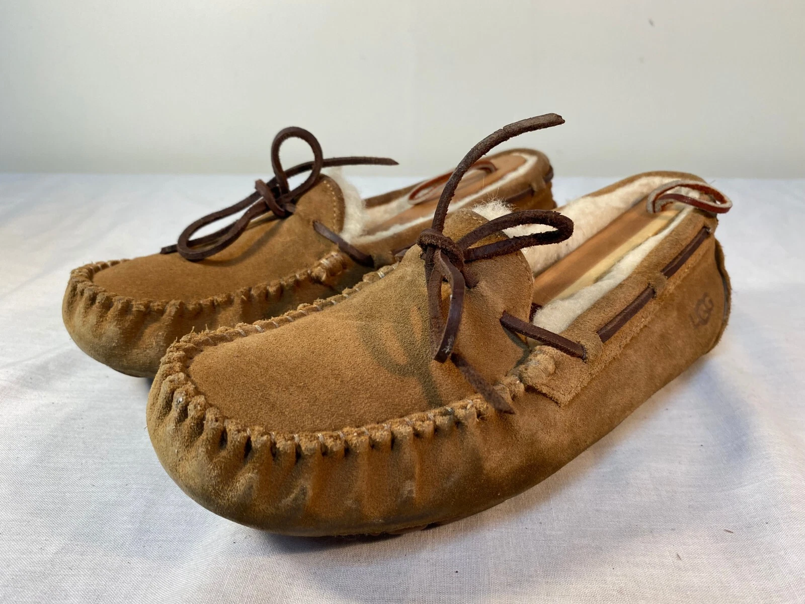 UGG Dakota Mocassino Pantofole Donna Marrone Scamosciato Isolato US 7