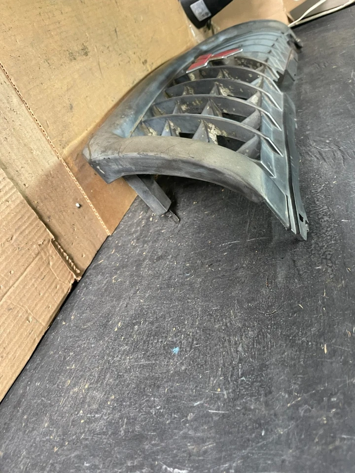 Передняя верхняя решетка радиатора 2000 2001 Mitsubishi Montero неоригинальная R0078 DG - Изображение 2 из 4