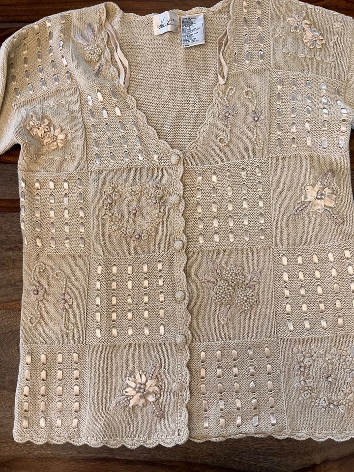 Suéter Kathie Lee Talla S Beige Botón Delantero Manga Larga Cintas Cuentas Informal Foto 2 de 4