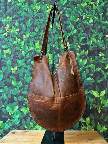 Borsa a tracolla canoa fatta a mano negli USA in pelle di mucca stile secchiello con etichette - Foto 5 di 15