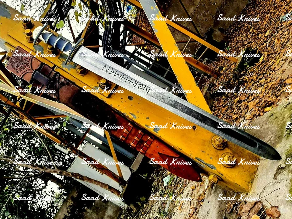 Espada vikinga grabada en acero Damasco hecha a mano con vaina de madera Foto 4 de 4