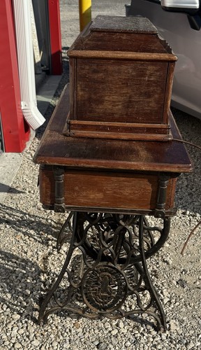 Antigua máquina de coser Singer modelo No. 10816964 con soporte y cubierta 1911 - Imagen 3 de 11