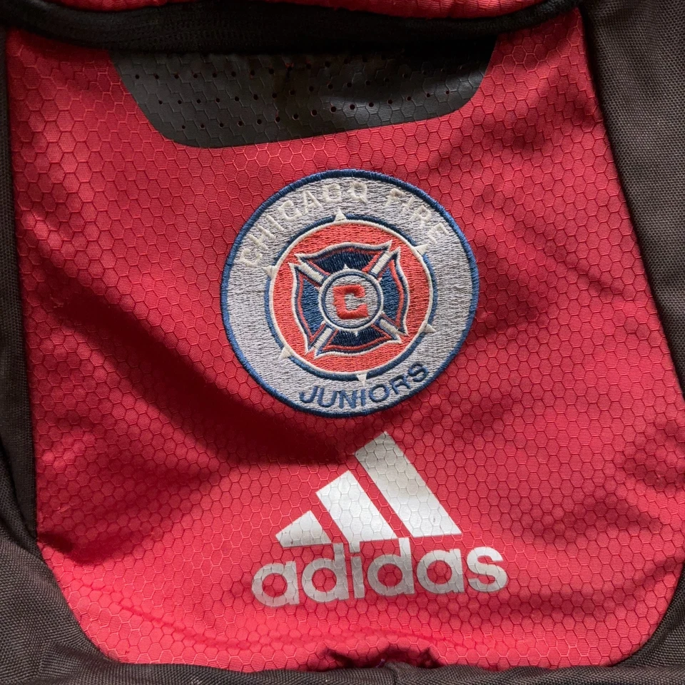 Mochila Adidas Chicago Fire Juniors Roja Negra Fútbol Bordada Hydroshield Foto 3 de 4