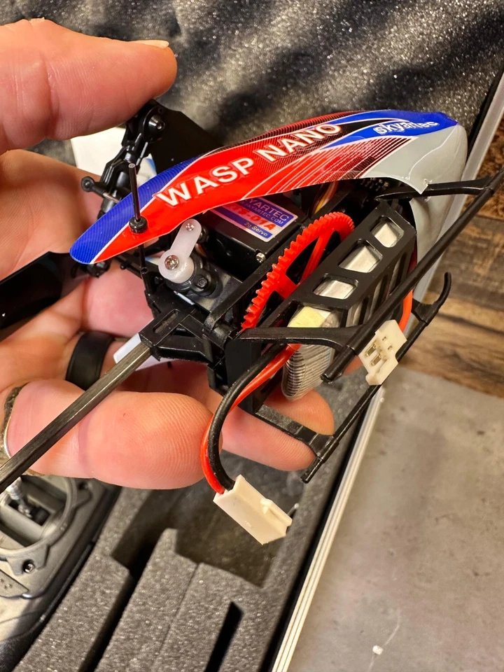 Skyartec Wasp Nano RC Helicopter Kit NASA701 2.4G 7-Channel Controller Case - Image 4 of 4