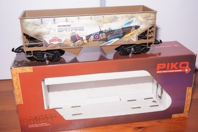 Bod / H] PIKO 38928 Freight Wagon Warbirds - Spitfire Gauge G Ob Super Condition